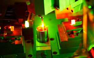 20 ans après sa prédiction théorique, la première détection de la phase He, McKellar et Wilkens